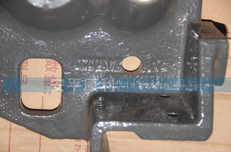 AZ1682430232,AZ1682430232-駕駛室翻轉(zhuǎn)支架-右--HOWO,山東康潤機械制造有限公司
