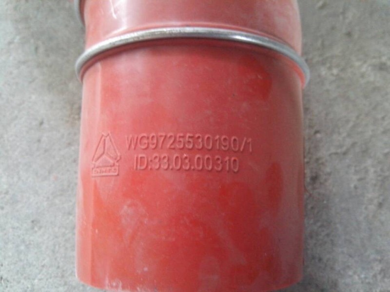 重汽HOWO中冷器進(jìn)氣膠管/WG9725530190