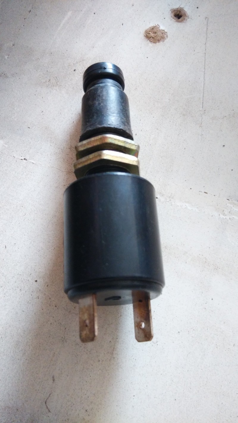 中國重汽   制動軸開關(guān)WG9100710006/制動軸開關(guān)WG9100710006