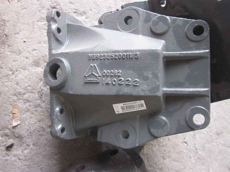 AZ9232520010,前鋼板后支架（左）,濟南恒亦重卡汽車配件有限公司