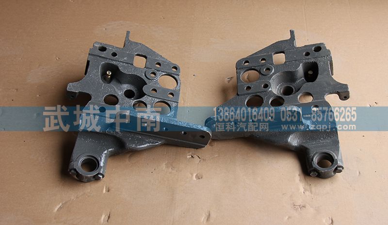 AZ1642430335,左翻轉(zhuǎn)支架 豪沃,濟(jì)南武城重型車外飾件廠