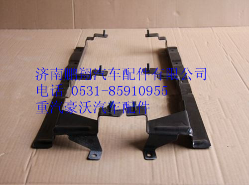 AZ1664110057,重汽豪沃A7導(dǎo)風(fēng)罩連接板左,濟(jì)南鵬翔汽車配件有限公司