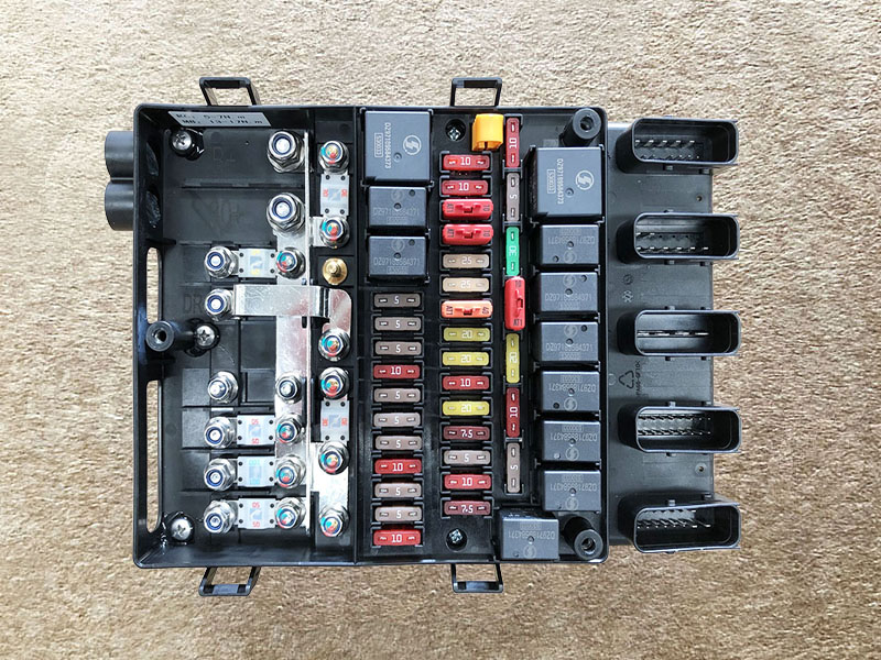 DZ93189712170,底盤中央電器盒，Chassis central electrical box,濟南向前汽車配件有限公司